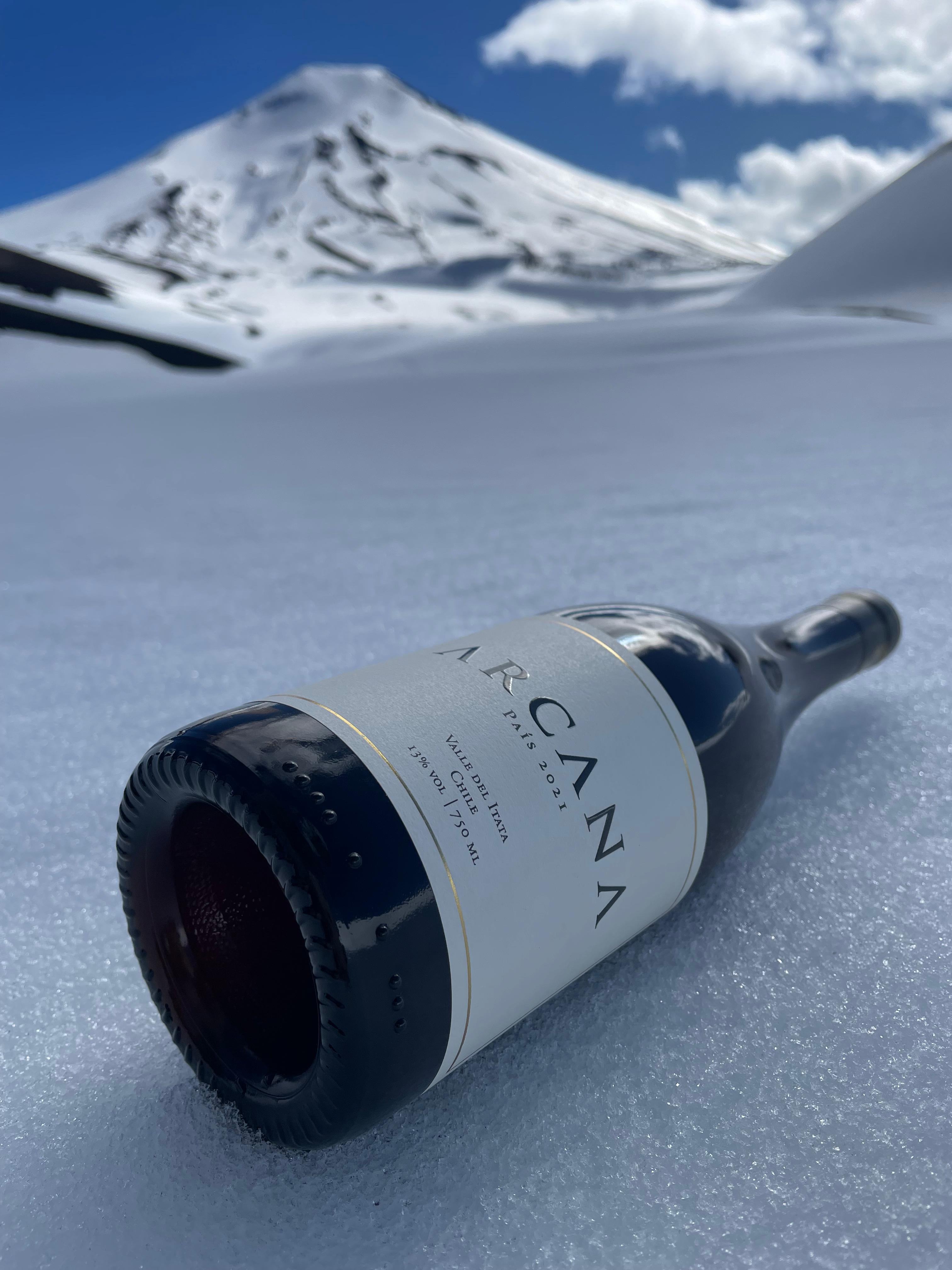 Arcana País en la nieve, volcán al fondo
