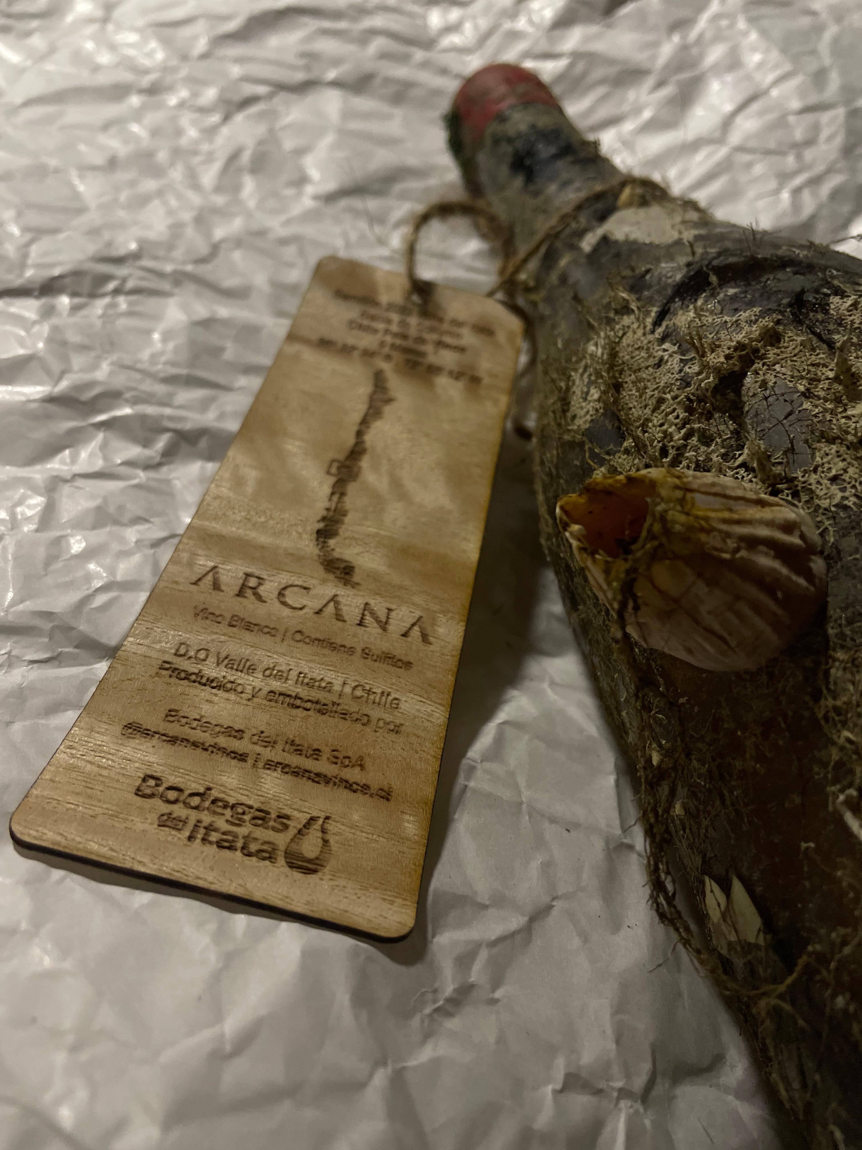 Medalla de madera grabada con los datos de inmersión de la botella